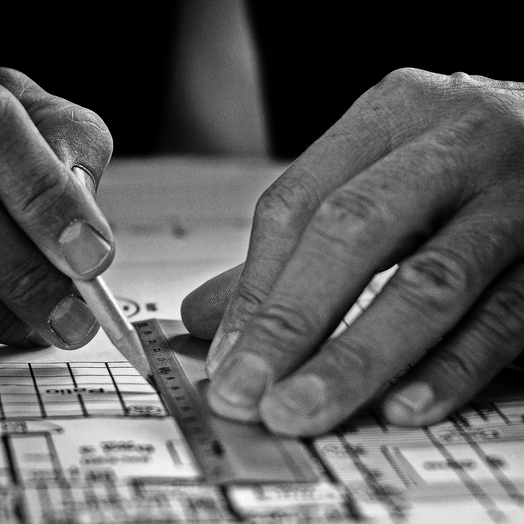 arquitecto-trabajando-en-primer-plano-del-proyecto